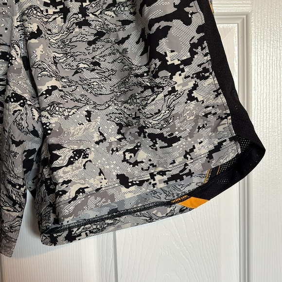 Under Armour men’s white and black lined athletic shorts size large - Picture 4 of 9